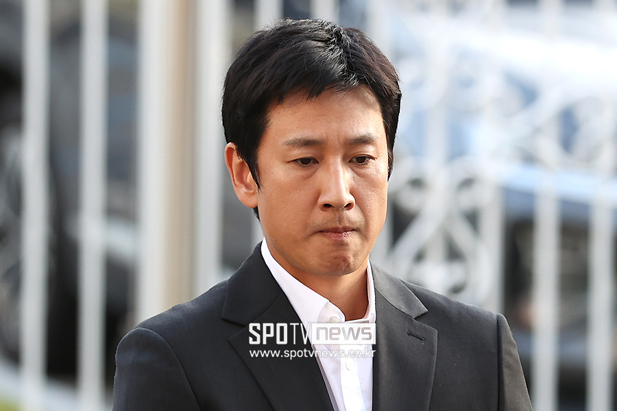 '90도 폴더사과' 이선균, 마약 간이검사 '음성'…경찰 정밀감정 의뢰