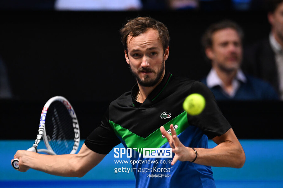 ▲ 다닐 메드베데프가 2023 ATP 투어 비엔나오픈 단식 준결승전에서 경기를 펼치고 있다.