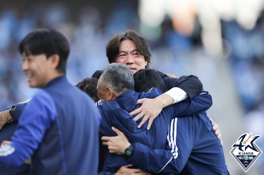 홍명보 감독이 29일 울산문수경기장에서 열린 '하나원큐 K리그1 2023' 대구FC전에서 환호하고 있다 ⓒ한국프로축구연맹