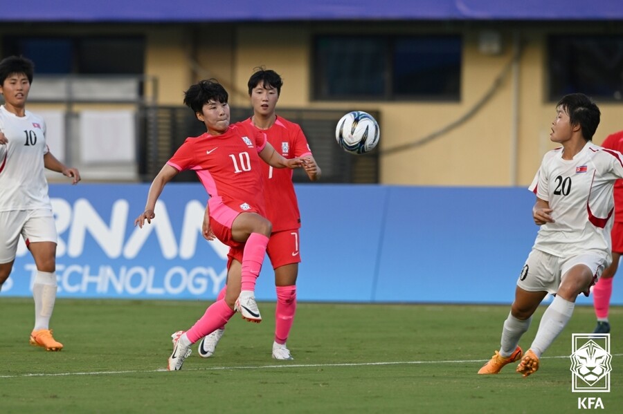 '11대11은 안 진다' 한국 여자축구, 북한과 0-0 무승부…올림픽 예선 조 1위 유지