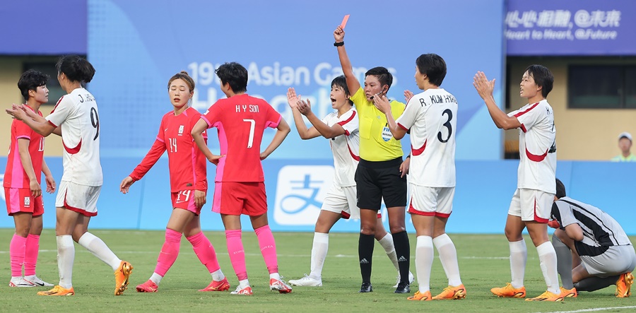 ▲ 30일 중국 원저우 스포츠센터 스타디움에서 열린 2022 항저우 아시안게임 여자축구 8강전 한국과 북한의 경기 ⓒ 연합뉴스