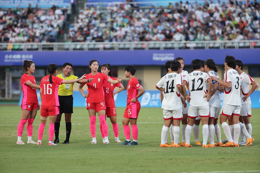 ▲ 30일 중국 원저우 스포츠센터 스타디움에서 열린 2022 항저우 아시안게임 여자축구 8강전 한국과 북한의 경기 ⓒ 연합뉴스