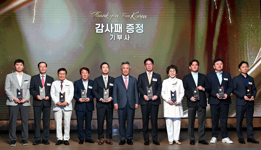 ▲ 이기흥(왼쪽에서 여섯째) 대한체육회장은 “항저우 아시안게임에서 선수들은 열정과 투혼을 발휘해 국민에게 큰 감동을 안겼다”면서 선전을 펼친 태극전사를 격려했다. ⓒ 대한체육회