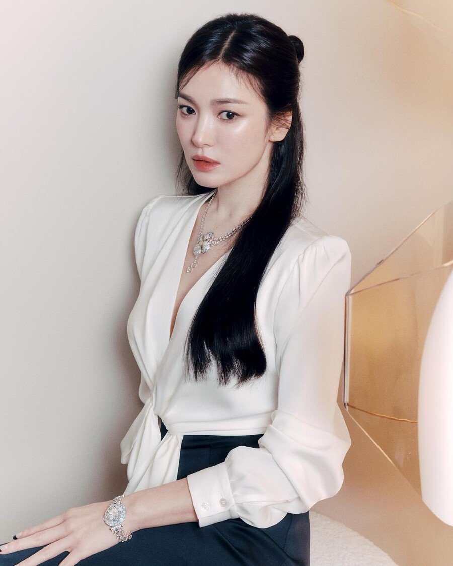 송혜교, 어디까지 파인거야…파격 노출에도 '여신 그 자체'