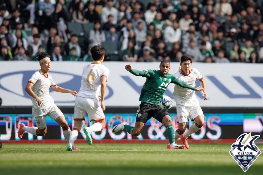 ▲ 전북 현대와 포항 스틸러스와 1-1로 비겼다. ⓒ한국프로축구연맹