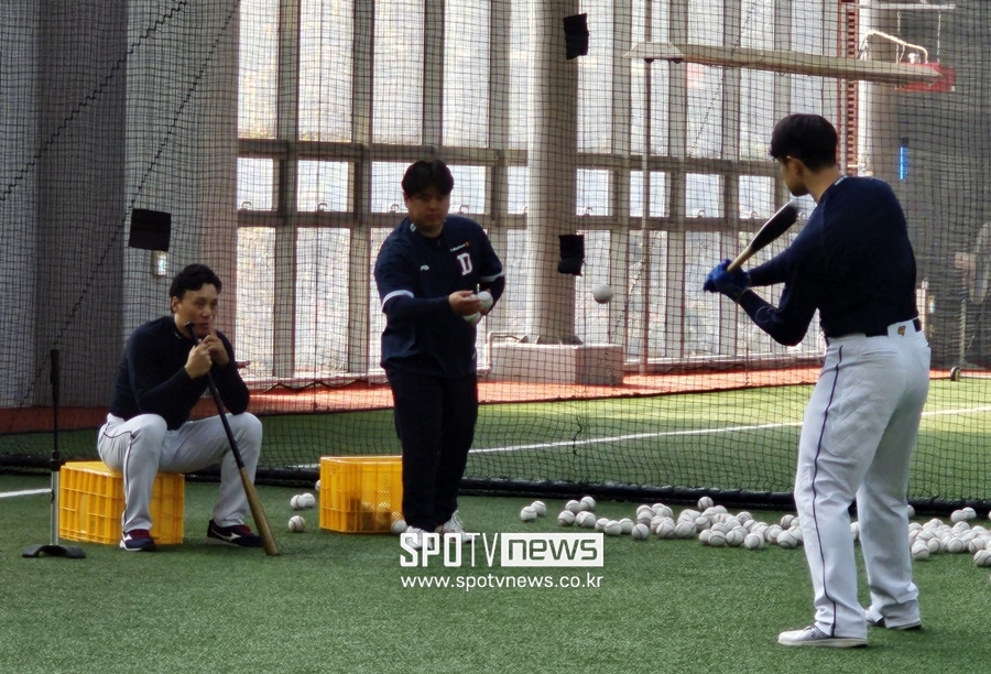 ▲ 이승엽 두산 베어스 감독(왼쪽)이 김재환의 타격을 직접 지도하고 있다. ⓒ 이천, 김민경 기자