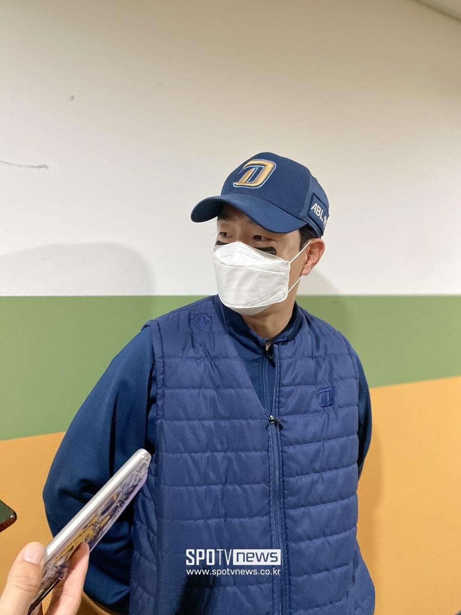 ▲ NC 박건우는 감기에 걸린 채 플레이오프 경기를 뛰고 있다. 자신이 천재환에게 감기를 옮겼다면서 취재진도 가까이 오지 말라고 경고했다. ⓒ 신원철 기자
