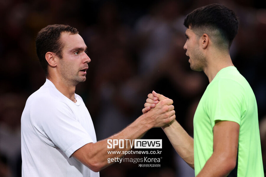 ▲  2023 ATP 투어 파리 마스터스 단식 2회전을 마친 뒤 서로 격려하는 카를로스 알카라스(오른쪽)와 로만 사피울린