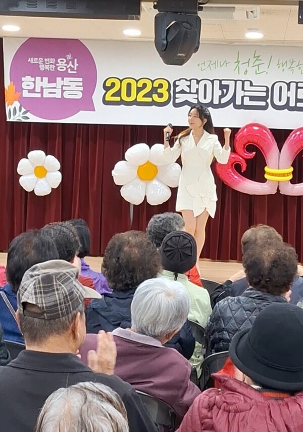 ▲  10월 10일~11월 1일 서울 용산구 16개 주민센터 강당에서 지역 어르신들을 초청해 힐링 콘서트를 가진 방윤희. 제공|시앤올