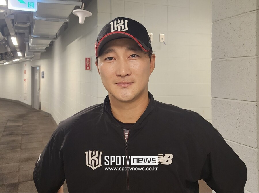 ▲ kt 위즈 내야수 이상호는 알포드를 위해 감 2개를 선물했다. ⓒ창원, 박정현 기자