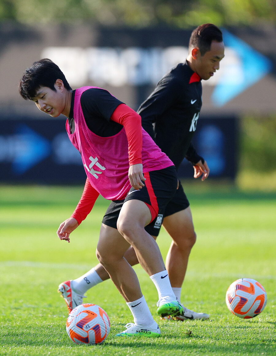▲ 축구대표팀 훈련에서 이강인의 그림자(?)로 자주 보였던 문선민. ⓒ연합뉴스