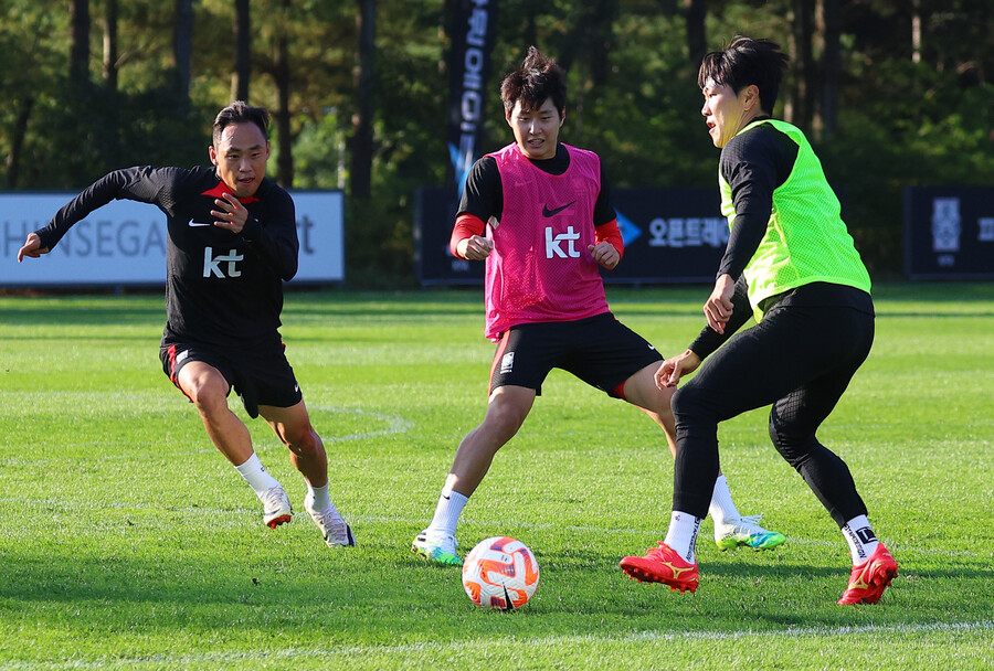 ▲ 축구대표팀 훈련에서 이강인의 그림자(?)로 자주 보였던 문선민. ⓒ연합뉴스