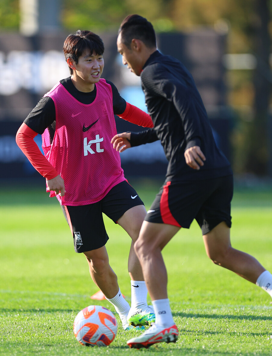 ▲ 축구대표팀 훈련에서 이강인의 그림자(?)로 자주 보였던 문선민. ⓒ연합뉴스