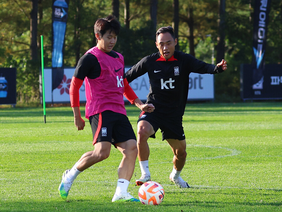 ▲ 축구대표팀 훈련에서 이강인의 그림자(?)로 자주 보였던 문선민. ⓒ연합뉴스