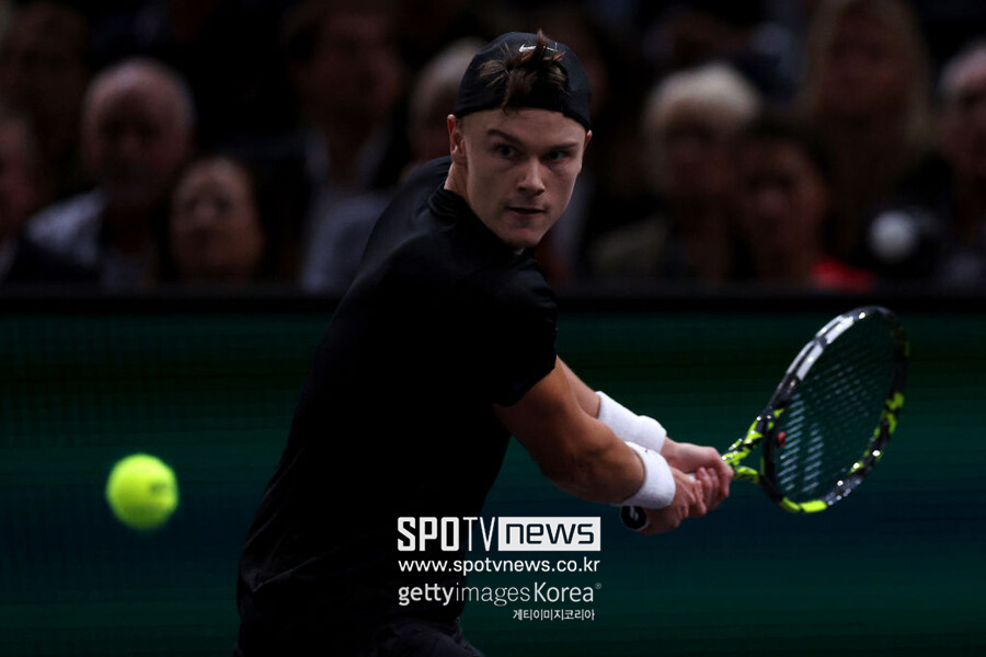 ▲ 홀게르 루네가 2023 ATP 투어 파리 마스터스 단식 8강전에서 경기를 펼치고 있다.