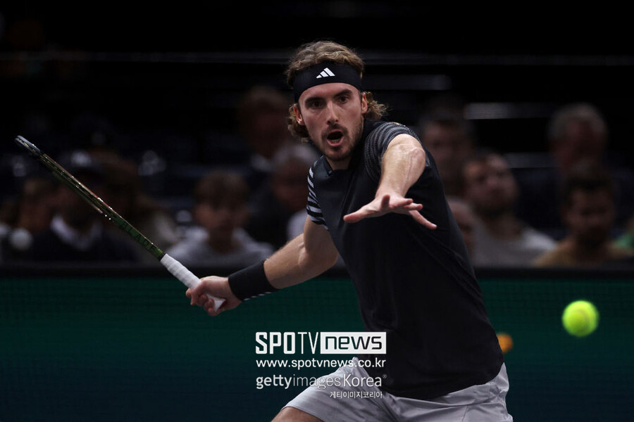 ▲ 스테파노스 치치파스가 2023 ATP 투어 파리 마스터스 단식 8강전에서 경기를 펼치고 있다.