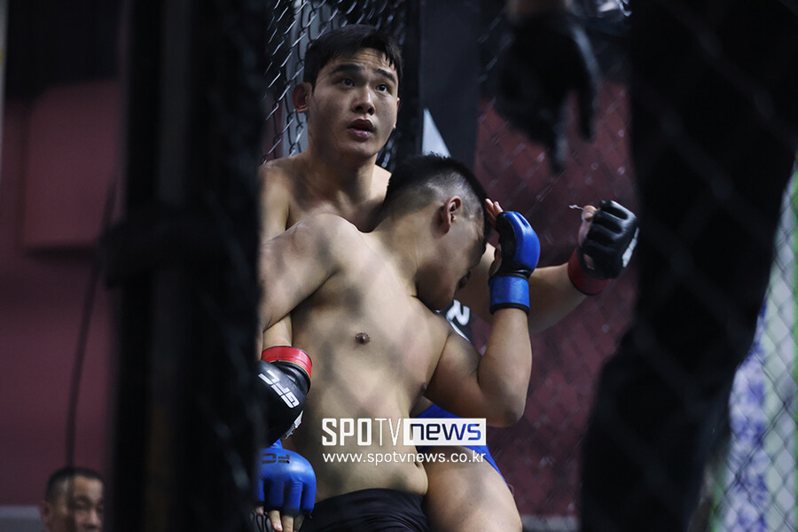 [포토S] 심판님, 경기 멈춰야 하는 거 아닌가요?