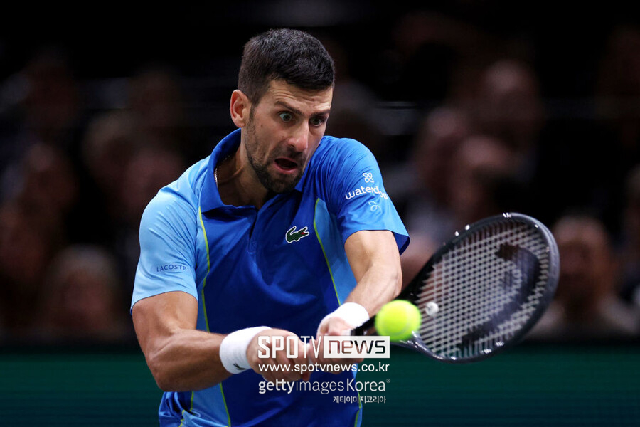 ▲ 노바크 조코비치가 2023 ATP 투어 파리 마스터스 결승전에서 경기를 펼치고 있다.