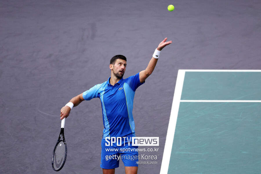 ▲ 노바크 조코비치가 2023 ATP 투어 파리 마스터스 단식 결승전에서 서브를 구사하고 있다.