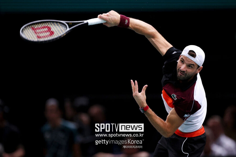 ▲ 그리고르 디미트로프가 2023 ATP 투어 파리 마스터스 단식 결승전에서 경기를 펼치고 있다.
