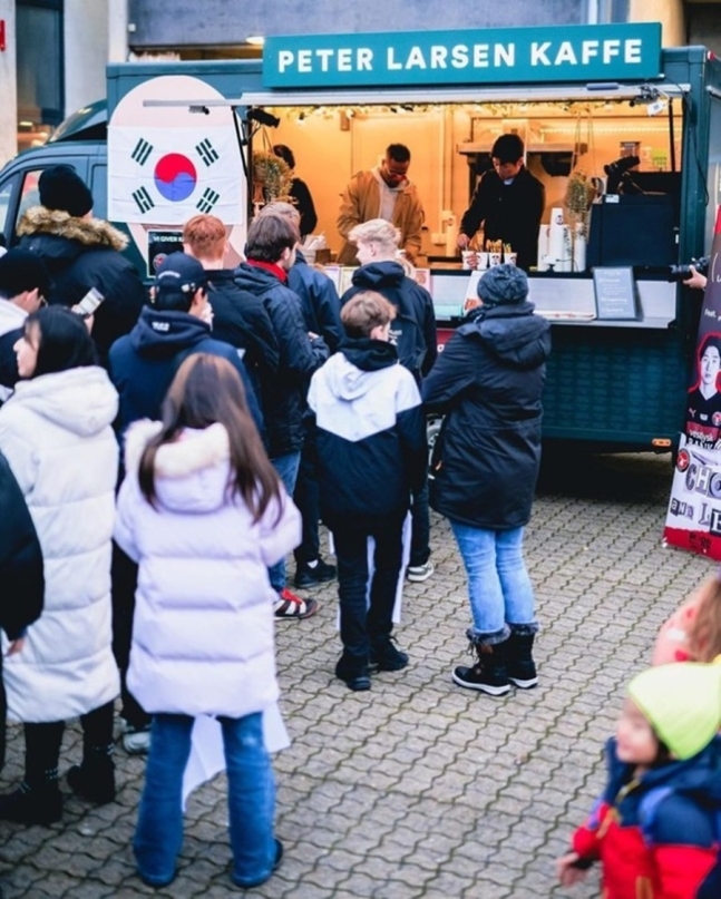 ▲ 직전 경기에서 박지성과 에브라가 조규성을 찾아 응원했다 ⓒ 미트윌란