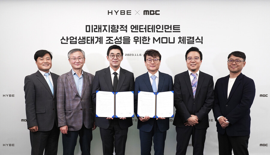 ▲ 왼쪽부터 박태희 하이브 CCO, 박태경 MBC 부사장, 박지원 하이브 CEO, 안형준 MBC 사장, 김태호 하이브 COO, 전진수 MBC 예능본부장. 제공|하이브