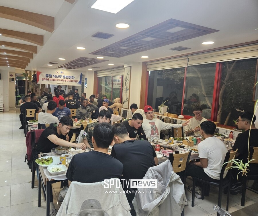 [포토S] 좋은식사도 훈련이다! 만찬 즐기는 선수들