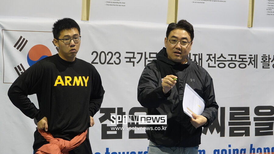 [포토S] 집중하세요! 미군장병에게 설명하는 김영수 사무국장 