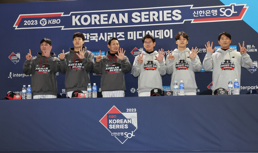 ▲ LG 오지환 임찬규 염경엽 감독, kt 이강철 감독 박영현 박경수 ⓒ 연합뉴스