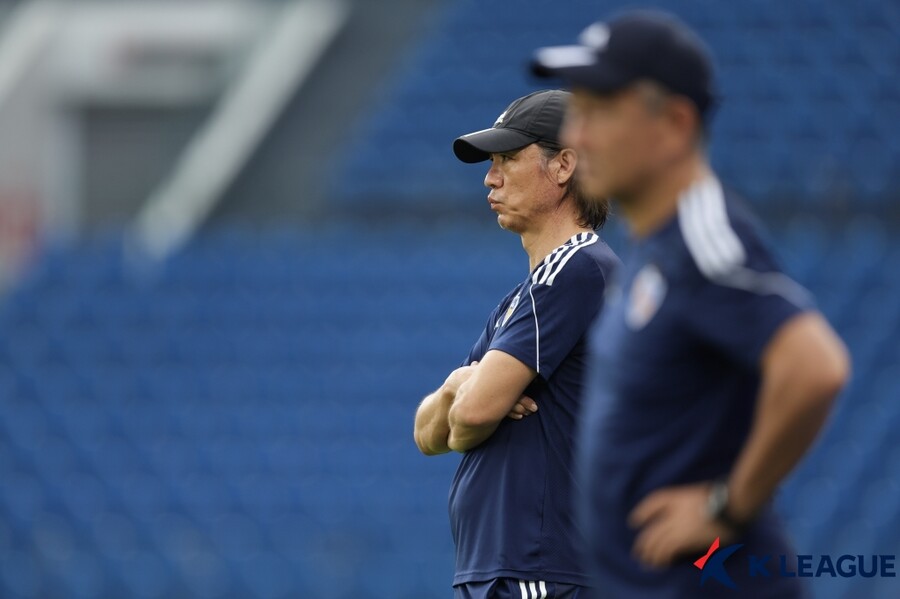 ▲ 홍명보 감독이 6일 조호르 술탄 이브라힘 스타디움에서 열린 '2023-24시즌 아시아축구연맹(AFC) 챔피언스리그(ACL)' I조 조별리그 공식 훈련에서 선수단을 바라보고 있다 ⓒ한국프로축구연맹
