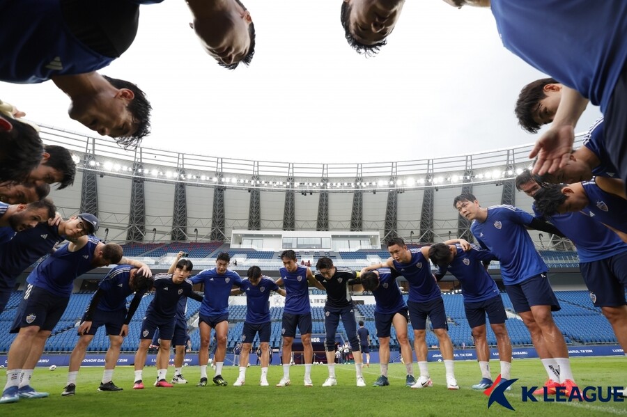 ▲ 울산 현대가 6일 조호르 술탄 이브라힘 스타디움에서 열린 '2023-24시즌 아시아축구연맹(AFC) 챔피언스리그(ACL)' I조 조별리그 경기 전 공식 훈련 단합하고 있다 ⓒ한국프로축구연맹