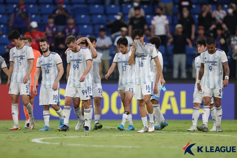 ▲ 울산이 지난해 말레이시아 일대에서 열린 2022년 아시아축구연맹(AFC) 챔피언스리그(ACL)에서 조호르에 패배한 이후 아쉬워하고 있다 ⓒ한국프로축구연맹