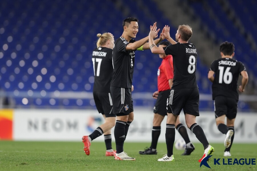 ▲ 울산은 홈 구장 울산문수경기장에서 열렸던 '2023-24시즌 아시아축구연맹(AFC) 챔피언스리그(ACL)' I조 조별리그 3차전에서 조호르를 3-1로 꺾었다 ⓒ한국프로축구연맹