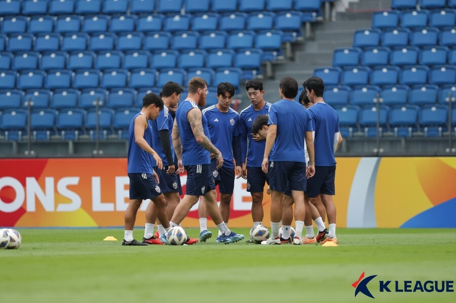 ▲ 울산이 6일 조호르 술탄 이브라힘 스타디움에서 열린 '2023-24시즌 아시아축구연맹(AFC) 챔피언스리그(ACL)' I조 조별리그 경기 전 공식 훈련을 진행하고 있다 ⓒ한국프로축구연맹