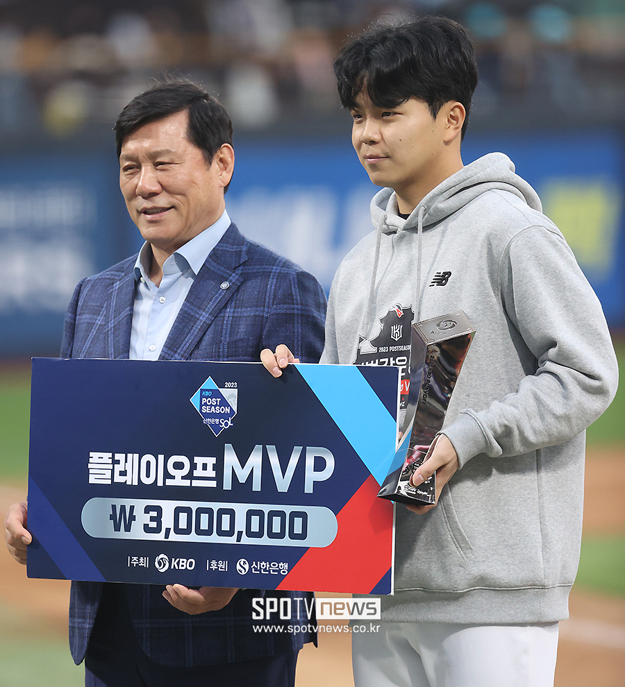 ▲ 플레이오프 시리즈 MVP를 수상한 손동현(오른쪽). ⓒ곽혜미 기자