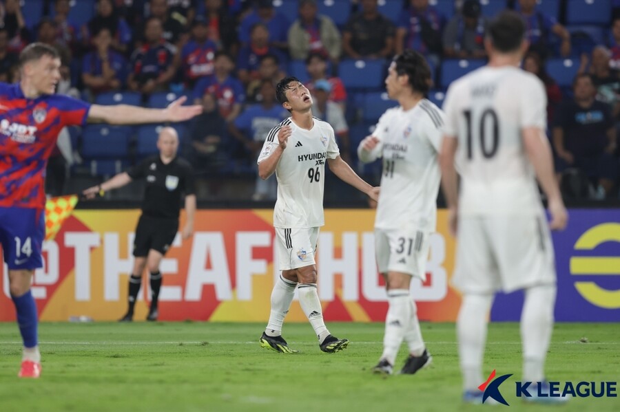 ▲ 김지현이 7일 말레이시아 조호르 술탄 이브라힘 스타디움에서 열린 2023-2024시즌 아시아축구연맹(AFC) 챔피언스리그(ACL) I조 조별리그 4차전에서 조호르 다룰 탁짐전에서 아쉬워하고 있다 ⓒ한국프로축구연맹
