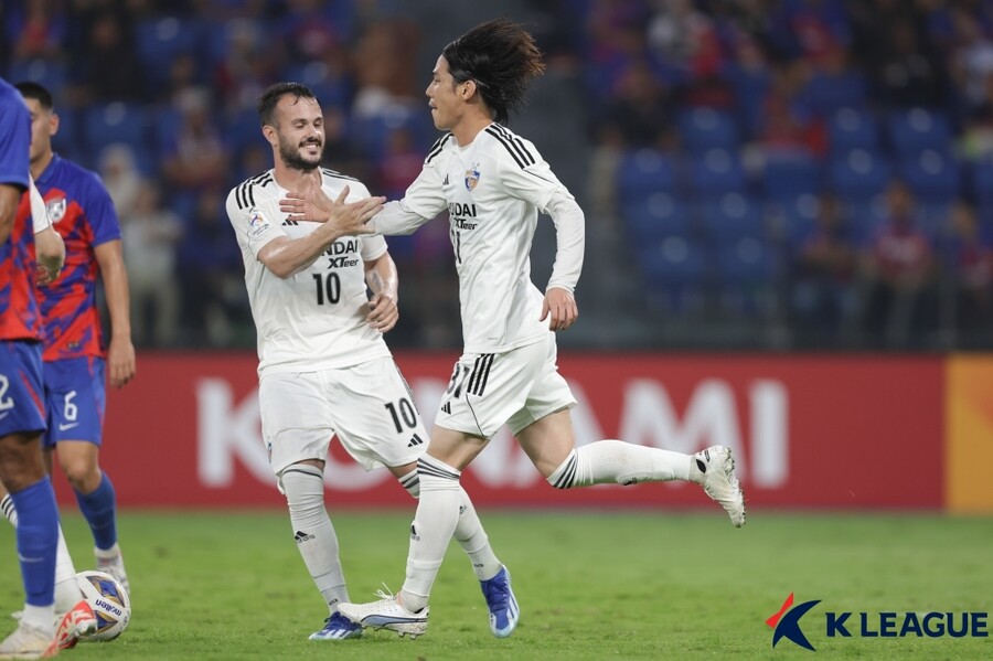 ▲ 아타루가 7일 말레이시아 조호르 술탄 이브라힘 스타디움에서 열린 2023-2024시즌 아시아축구연맹(AFC) 챔피언스리그(ACL) I조 조별리그 4차전에서 조호르 다룰 탁짐전에서 동점골을 넣었다 ⓒ한국프로축구연맹