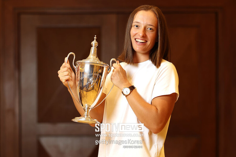 시비옹테크, WTA 투어 파이널스 우승하며 세계 1위 탈환