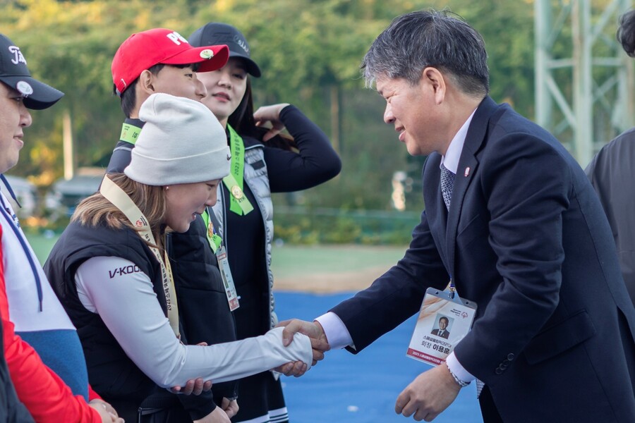7일 오후, 이용훈 스페셜올림픽코리아 회장이 ‘2023 스페셜올림픽코리아 골프대회’ 참가자에게 메달을 수여 후 악수를 건네고 있다. ⓒ스페셜올림픽코리아