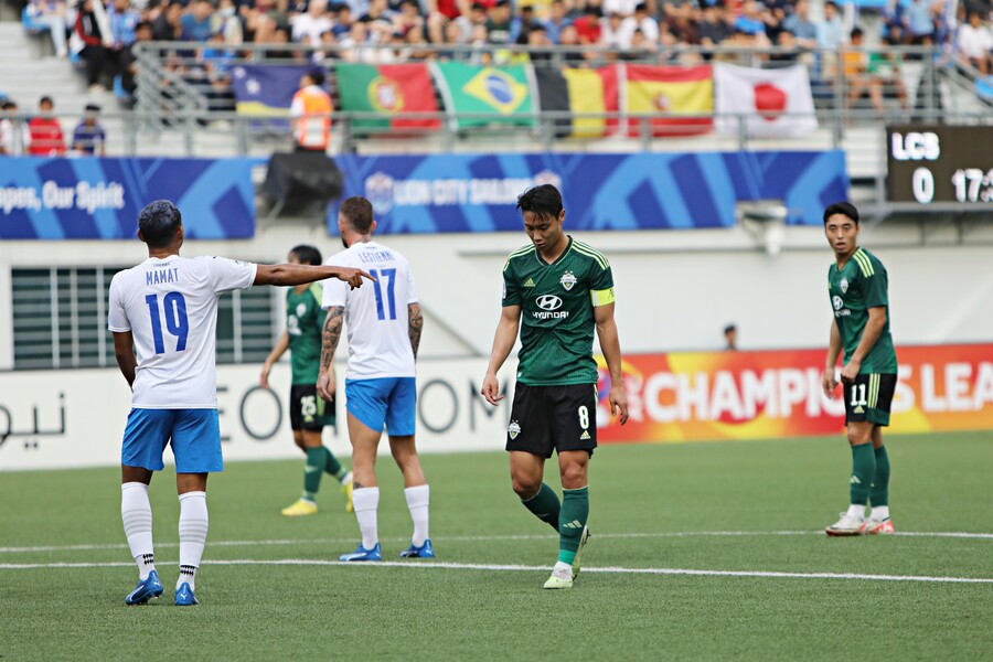 ▲ 주장 완장을 두른 백승호가 8일 오후 7시(한국시간) 싱가포르 잘란베사르 스타디움에서 열린 '2023-24시즌 아시아축구연맹(AFC) 챔피언스리그(ACL) 조별리그 F조 4라운드 라이언시티전에서 고개를 떨궜다 ⓒ전북현대