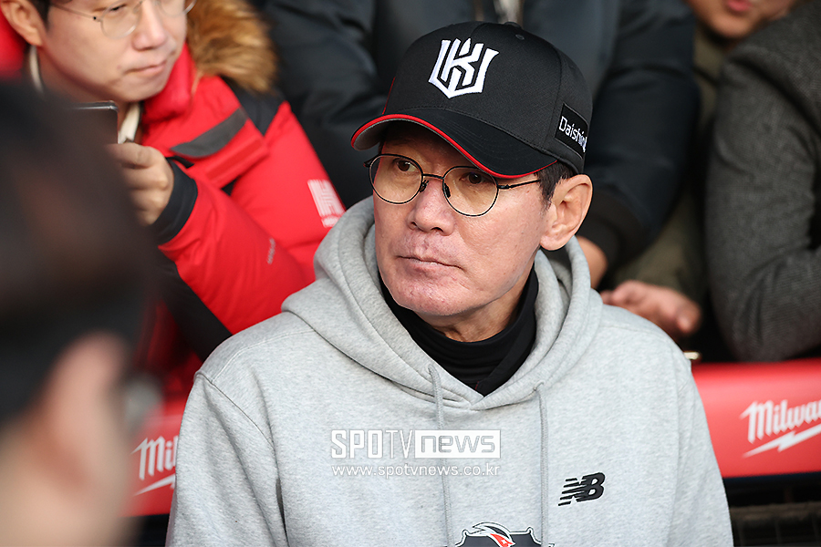 '충격 역전패' 이강철 감독…"손동현 지쳐 빨리 교체, 박영현 부상 여파 아냐"