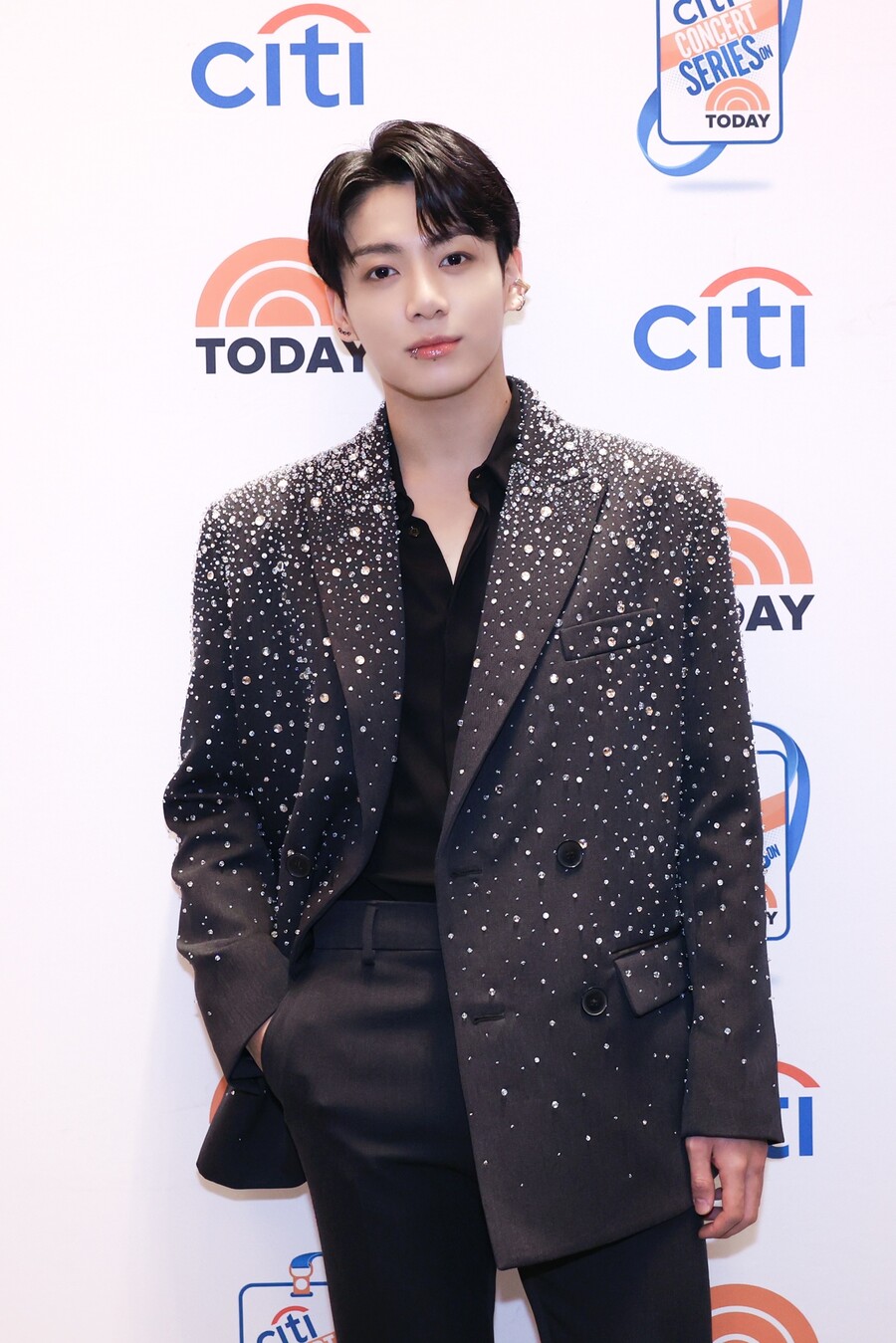 "황금빛 하루 되길" 방탄소년단 정국, 美 '투데이쇼' 출격…뉴욕 한복판서 라이브 공연