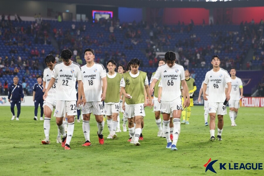 ▲ 전북 현대는 라이온 시티에 치명상을 입었고(사진 맨 위), 인천 유나이티드는 산둥 타이산과의 2연전에서 최강희 감독의 맛을 제대로 봤다(사진 가운데). 울산 현대도 조호르 원정의 부채를 갚지 못했다(사진 맨 아래). ⓒ한국프로축구연맹