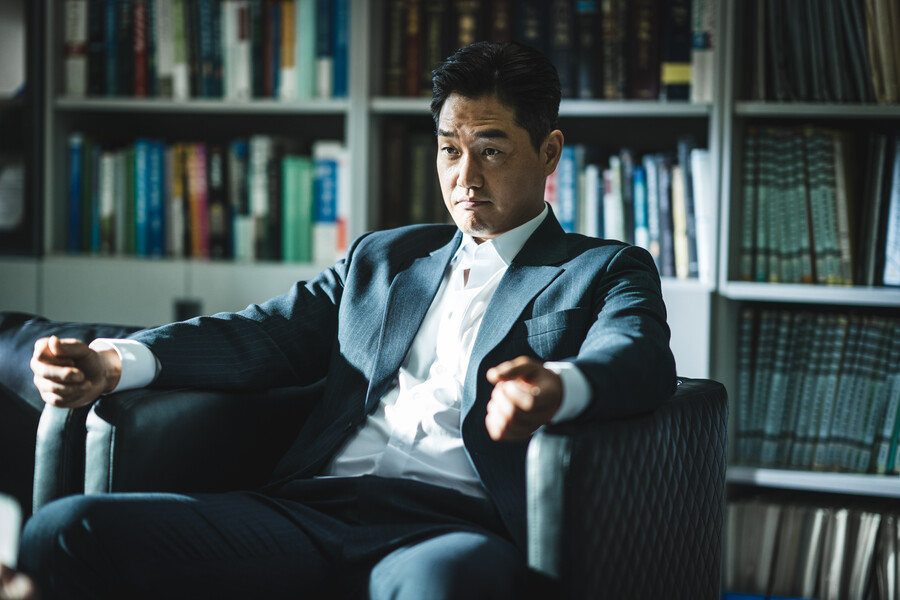 '비질란테' 유지태, 20kg 찌우더니 의자가 작네…압도적 비주얼