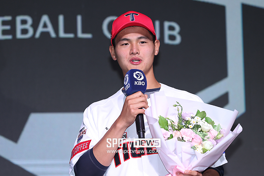 KIA 차세대 우완 에이스감, 지금은 특별 관리… 김종국 "내년 캠프 합류한다"