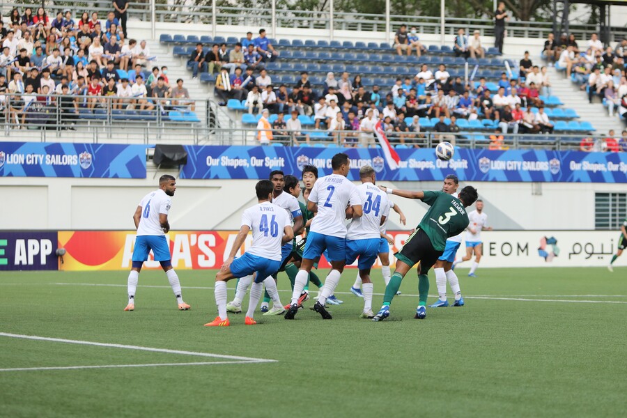 ▲ 전북이 8일 싱가포르 잘란베사르 스타디움에서 열린 '2023-24시즌 아시아축구연맹(AFC) 챔피언스리그(ACL) 조별리그 F조 4라운드에서 라이언시티와 볼 다툼을 하고 있다ⓒ전북현대