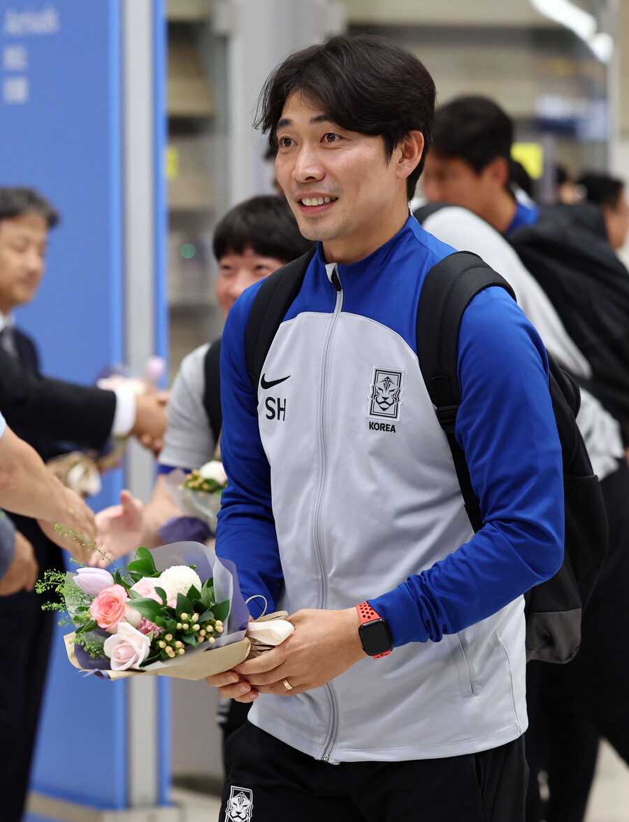 ▲ 아시아축구연맹(AFC) U-17 아시안컵에서 준우승을 차지한 17세 이하(U-17) 남자 축구대표팀 변성환 감독이 4일 오전 인천국제공항 제2터미널에서 귀국하고 있다. ⓒ연합뉴스