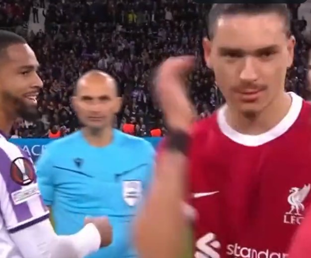 '판정 불만' → 경기 후 상대 선수와 '악수 거부'...리버풀 1404억 공격수의 '극대노'
