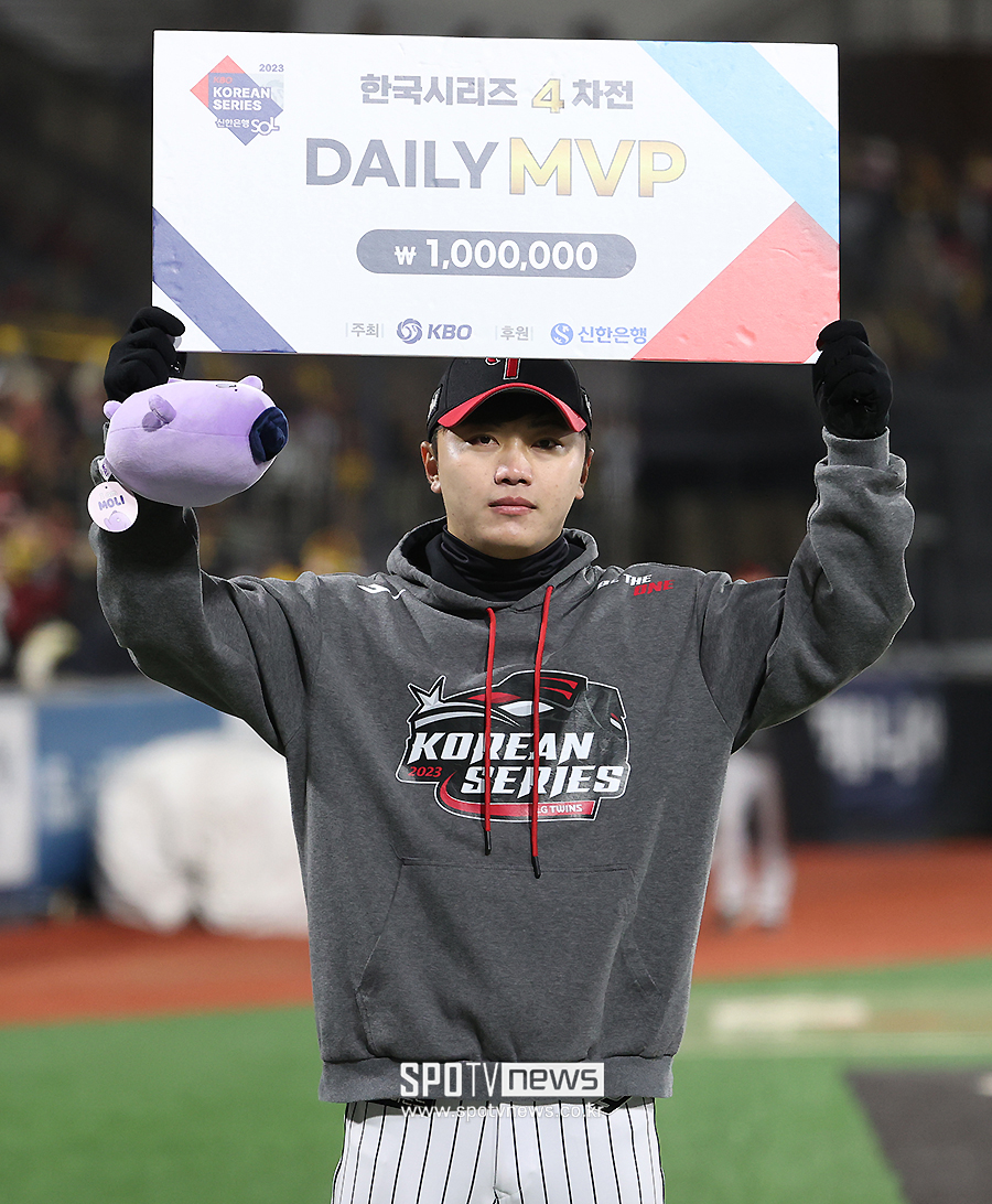 [포토S] 김윤식, 한국시리즈 4차전 MVP