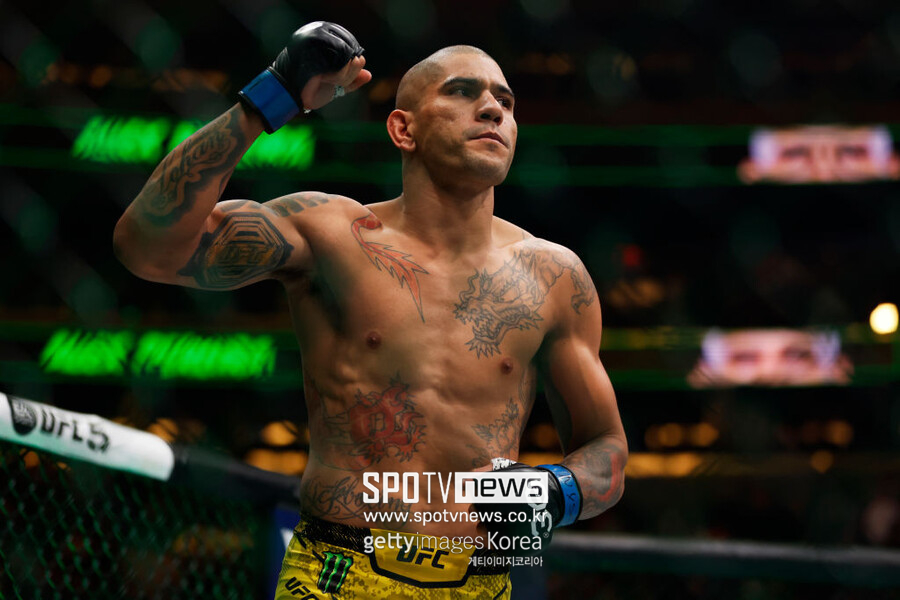 한 방 걸리면 간다!…페레이라 왼손 펀치로 TKO승 'UFC 라이트헤비급 챔피언 등극'